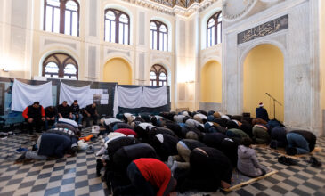 Μουσουλμάνοι προσκυνητές στο Γενί Τζαμί στη Θεσσαλονίκη για τη λήξη του Ραμαζανιού