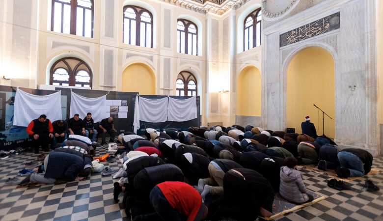 Μουσουλμάνοι προσκυνητές στο Γενί Τζαμί στη Θεσσαλονίκη για τη λήξη του Ραμαζανιού