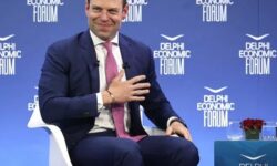 Ο Κασσελάκης στο Οικονομικό Φόρουμ των Δελφών: Πληρώνουμε όπως η Σουηδία, αγοράζουμε όπως η Βουλγαρία και υπάρχει ελάχιστη ιδιωτική επένδυση