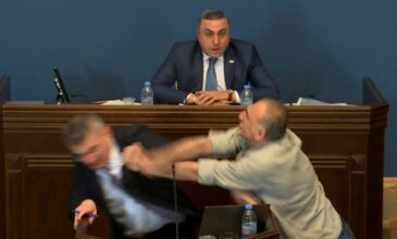Άγριο ξύλο μεταξύ βουλευτών στο Κοινοβούλιο της Γεωργίας – Δείτε βίντεο