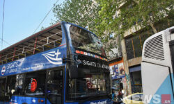 Ατύχημα με διώροφο τουριστικό λεωφορείο στην Πανεπιστημίου – Έξι τραυματίες