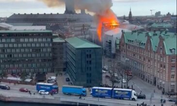 Μεγάλη καταστροφή από φωτιά σε ιστορικό κτίριο της Κοπεγχάγης – Δείτε βίντεο