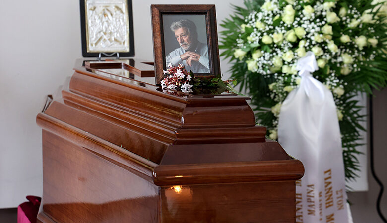 Συγκίνηση στο τελευταίο «αντίο» στον σπουδαίο ηθοποιό Γιάννη Φέρτη – Η αγκαλιά της Ξένιας Καλογεροπούλου με την Μαρίνα Ψάλτη