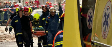 Συγκλονιστική μαρτυρία για τον τραγικό θάνατο του αστυνομικού στον Πειραιά – «Πήδηξε στο φορτηγό για να σωθεί και καταπλακώθηκε από τα μπάζα»