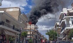 Μεγάλη φωτιά σε πολυκατοικία στη Θεσσαλονίκη