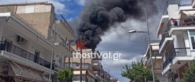 Μεγάλη φωτιά σε πολυκατοικία στη Θεσσαλονίκη