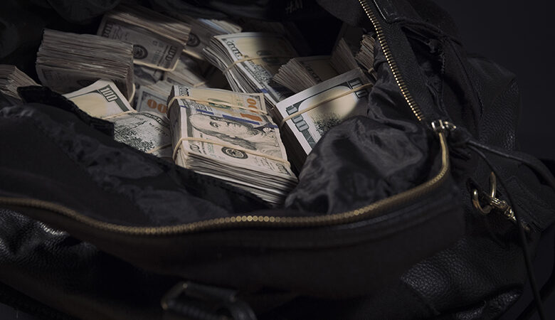 Τσάντα με περίπου 2,5 εκατ. δολάρια βρέθηκε σε θαλάσσια περιοχή της Σύμης