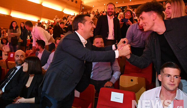 Αποθέωση Αλέξη Τσίπρα από τα στελέχη του ΣΥΡΙΖΑ στην παρουσίαση του ευρωψηφοδελτίου