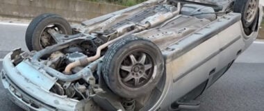 Τροχαίο στην Εθνική Οδό Θεσσαλονίκης – Νέων Μουδανιών – Αναποδογύρισε αυτοκίνητο