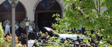 Θρήνος στην κηδεία του αστυνομικού που σκοτώθηκε μετά από κατάρρευση κτιρίου στον Πειραιά – Ο κόσμος φώναξε «αθάνατος»