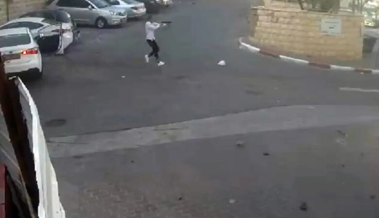 Αυτοκίνητο έπεσε σε πλήθος στην Ιερουσαλήμ – Οι δράστες βγήκαν από αυτό με τα όπλα στα χέρια