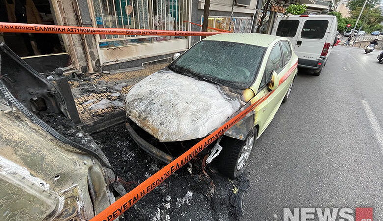 Εμπρησμός δύο αυτοκινήτων στο κέντρο της Αθήνας – Δείτε φωτογραφίες του News