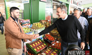 Μητσοτάκης από τη λαχαναγορά Ρέντη: Συνεχής ο αγώνας κατά της ακρίβειας – Έχουμε πλέον πτώση τιμών