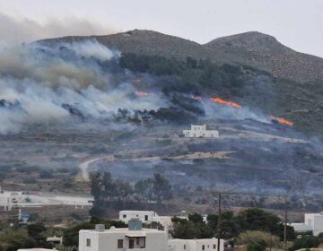 Μεγάλη φωτιά στην Πάρο: Απειλούνται κατοικίες – Μήνυμα του 112 στους κατοίκους να κατευθυνθούν προς τη θάλασσα