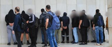 Δολοφονία αστυνομικού στου Ρέντη: Οι δικαστικές αρχές μελετούν την δικογραφία, η οποία περιγράφει εγκληματική δράση συνολικά 167 κατηγορούμενων
