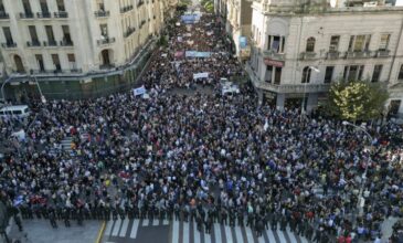 Αργεντινή: Ογκώδεις διαδηλώσεις υπέρ του δημόσιου πανεπιστημίου και κατά της πολιτικής λιτότητας