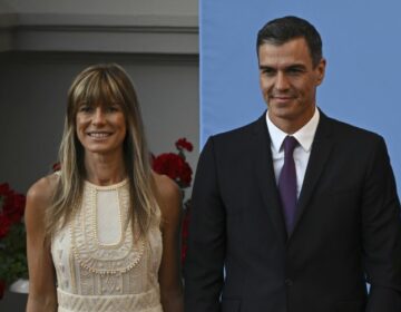 Ο πρωθυπουργός της Ισπανίας υπερασπίζεται την «τιμιότητα» της συζύγου του μετά τις επιθέσεις του Μιλέι