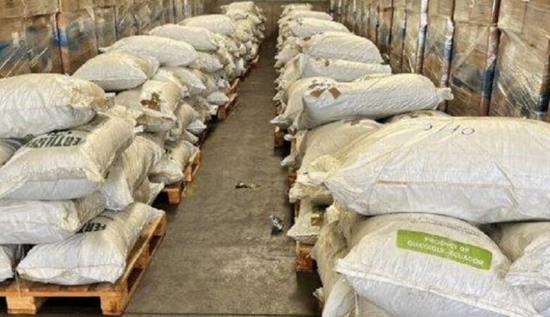 Μεγάλη ποσότητα φύλλων κοκαΐνης εντοπίστηκε μέσα σε φορτία λιπασμάτων στο λιμάνι του Πειραιά