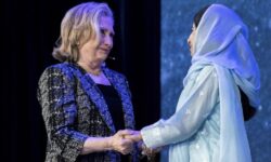 Πακιστάν: Αντιδράσεις για τη συνεργασία της Μαλάλα Γιουσαφζάι με την Χίλαρι Κλίντον