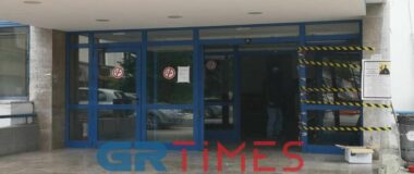 Σοκ στο Ιπποκράτειο Θεσσαλονίκης: Αυτοκίνητο «καρφώθηκε» στην τζαμαρία του νοσοκομείου
