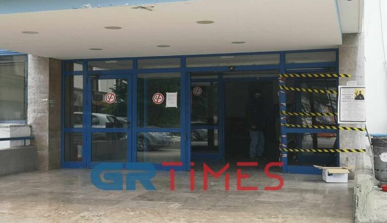 Σοκ στο Ιπποκράτειο Θεσσαλονίκης: Αυτοκίνητο «καρφώθηκε» στην τζαμαρία του νοσοκομείου