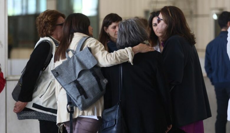Ξεχειλίζει η οργή των συγγενών των θυμάτων της τραγωδίας στο Μάτι: Εξαγοράσιμη προς 10 ευρώ την ημέρα η ποινή των έξι ενόχων – Αφέθηκαν ελεύθεροι