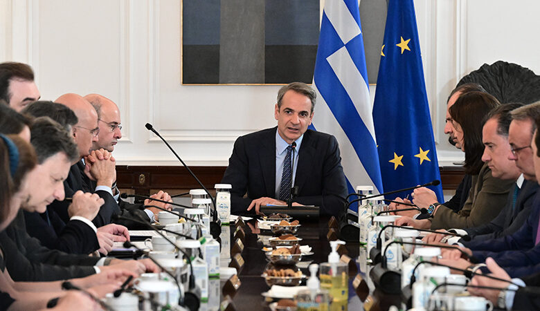 Ο Μητσοτάκης ζήτησε από τους υπουργούς λιγότερα λάθη και περισσότερη δουλειά – Ανακοίνωσε το μπόνους στους δημοσίους υπαλλήλους