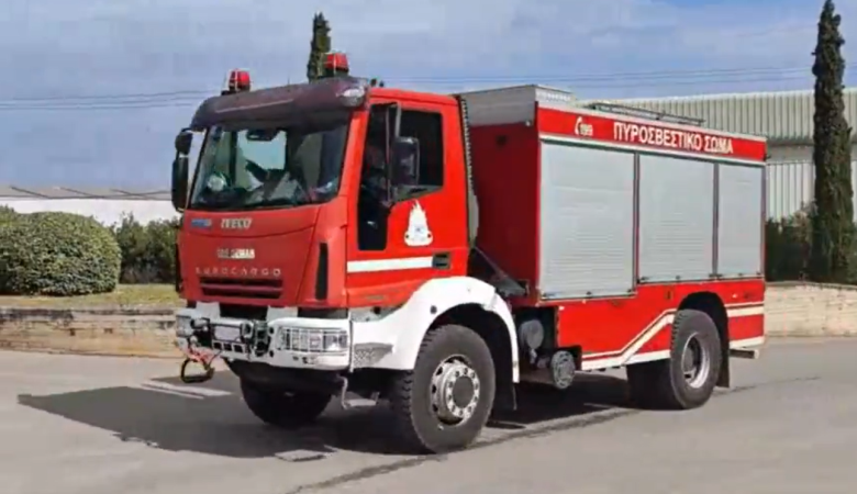 Ξέσπασε φωτιά στη Σαλαμίνα – Μήνυμα από το 112 – Ανετράπη πυροσβεστικό όχημα