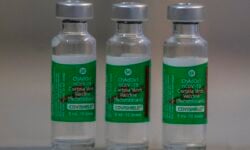 «Βόμβα» από την AstraZeneca: Παραδέχεται ότι το εμβόλιο κατά του κορονοϊού μπορεί να προκαλέσει σπάνιες θρομβώσεις