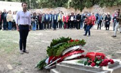 Στεφάνι στους αγωνιστές της Εθνικής Αντίστασης κατέθεσε ο Στέφανος Κασσελάκης στο Σκοπευτήριο της Καισαριανής