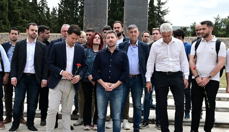 Στεφάνι στο μνημείο των εκτελεσθέντων από τους Ναζί στην Καισαριανή κατέθεσε ο Νίκος Ανδρουλάκης