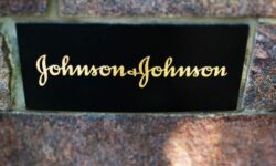 Τεράστιο ποσό για αποζημιώσεις δίνει η Johnson & Johnson για να διευθετήσει τις αγωγές για το ύποπτο ταλκ