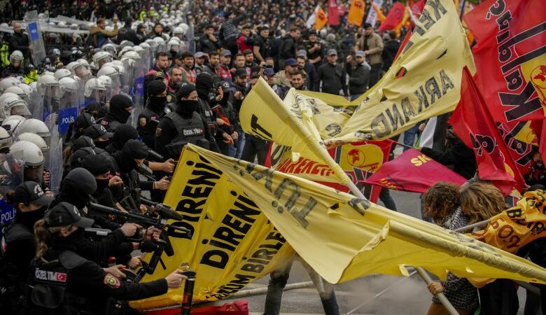 Βίντεο από τα σοβαρά επεισόδια και τις συγκρούσεις με την αστυνομία για την Πρωτομαγιά στην Κωνσταντινούπολη