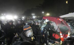 Πεδίο μάχης το πανεπιστήμιο UCLA: Οι αστυνομικοί μπήκαν στο campus για να απομακρύνουν τους φοιτητές που διαδηλώνουν υπέρ της Παλαιστίνης