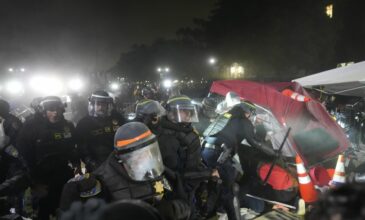 Πεδίο μάχης το πανεπιστήμιο UCLA: Οι αστυνομικοί μπήκαν στο campus για να απομακρύνουν τους φοιτητές που διαδηλώνουν υπέρ της Παλαιστίνης