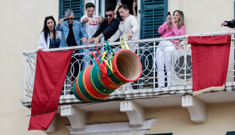 Το εντυπωσιακό έθιμο των «μπότηδων» της Κέρκυρας – Οι κάτοικοι πέταξαν τα περίφημα πήλινα κανάτια από τα μπαλκόνια τους