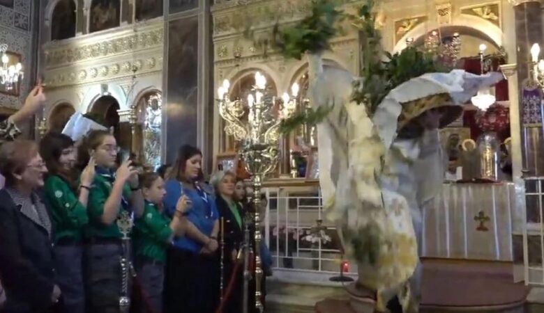 Έκλεψε ξανά την παράσταση ο ιερέας στη Χίο – Δείτε το «σάλτο» του στην πρώτη Ανάσταση