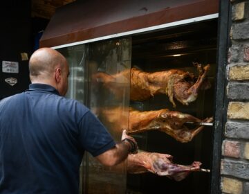 Τι ισχύει για τις αμοιβές όσων εργάζονται την Κυριακή του Πάσχα