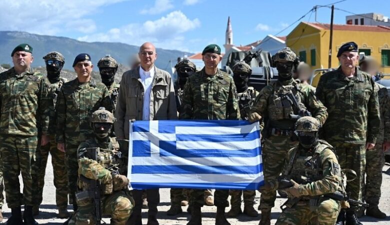 Στην πυραυλάκατο «Κρυσταλλίδης» στο λιμάνι της Μεγίστης ο Νίκος Δένδιας