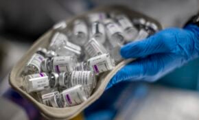 Η AstraZeneca αποσύρει το εμβόλιο της για τον κορονοϊό