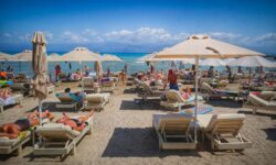 «Χρυσές» οι ξαπλώστρες στην Αττική – Πόσο κοστίζει μια σύντομη απόδραση στις οργανωμένες παραλίες