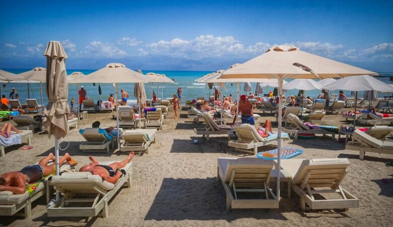 «Χρυσές» οι ξαπλώστρες στην Αττική – Πόσο κοστίζει μια σύντομη απόδραση στις οργανωμένες παραλίες