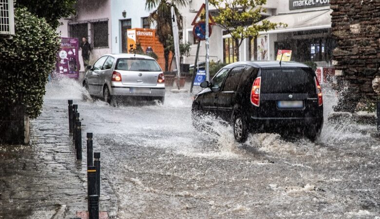 Πλημμύρισαν δρόμοι και καταστήματα στη Θεσσαλονίκη – Βροχές και καταιγίδες και την Παρασκευή