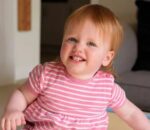 Η συγκινητική στιγμή που κοριτσάκι το οποίο γεννήθηκε κωφό, άκουσε για πρώτη φορά χάρη σε νέα γονιδιακή θεραπεία – Δείτε βίντεο