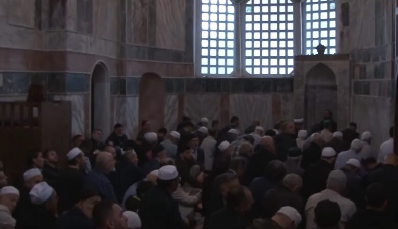 Μεγάλη προσέλευση πιστών μουσουλμάνων για την προσευχή της Παρασκευής στη Μονή της Χώρας