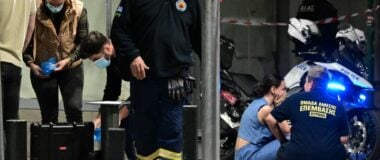 Πυροβολισμοί στον Βύρωνα: Οδηγός μηχανής πλεύρισε και «γάζωσε» αμάξι στο οποίο επέβαινε ζευγάρι – 32χρονος πέθανε ακαριαία