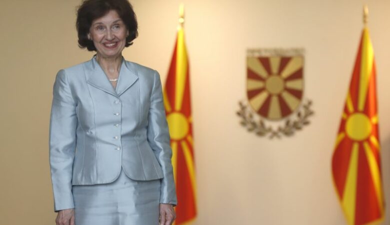 Επιμένει η νέα πρόεδρος της Βόρειας Μακεδονίας να αποκαλεί τη χώρα της «Μακεδονία»