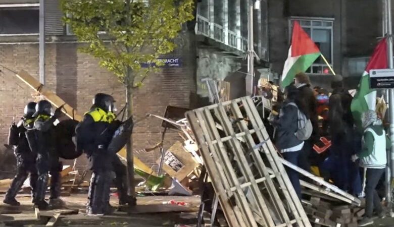 Επέμβαση της αστυνομίας για τον τερματισμό της κατάληψης του Πανεπιστημίου του Άμστερνταμ από φιλοπαλαιστίνιους διαδηλωτές