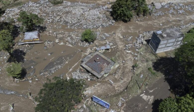 Ινδονησία: Ξεπέρασαν τους 40 οι νεκροί από τις πλημμύρες και τις κατολισθήσεις
