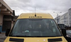 Καταδικάστηκαν οδηγός σχολικού λεωφορείου και συνοδός επειδή ξέχασαν στο όχημα 9χρονο ΑμεΑ